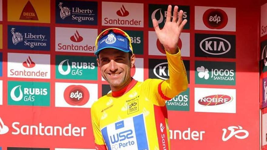 Raúl Alarcón, con el maillot amarillo de la Volta a Portugal que ha ganado en las ediciones de 2017 y 2018