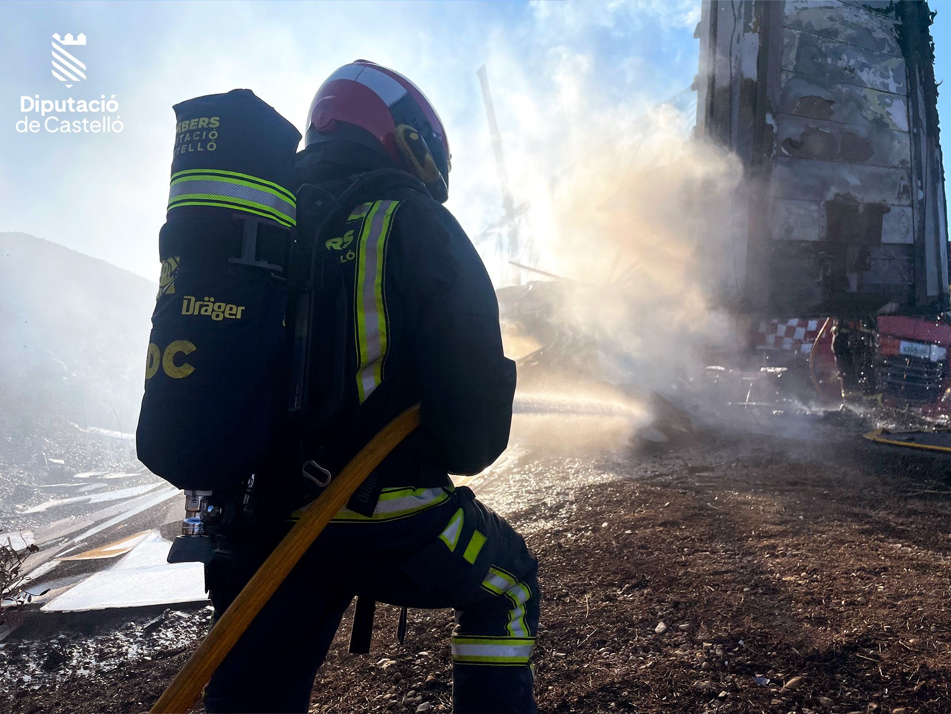 Un camión articulado de sofás se incendia en la AP-7 en Castellón