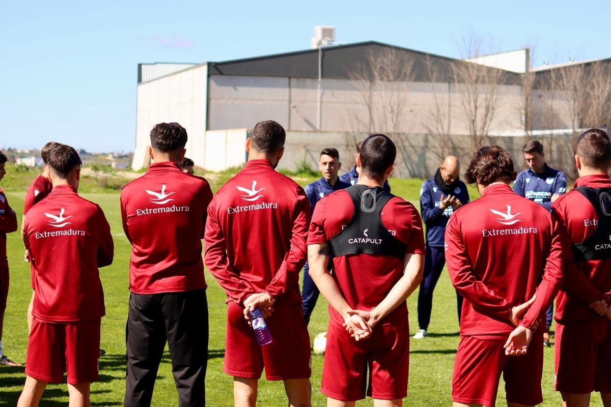 David Rocha se dirige a sus jugadores en un entrenamiento de la semana.