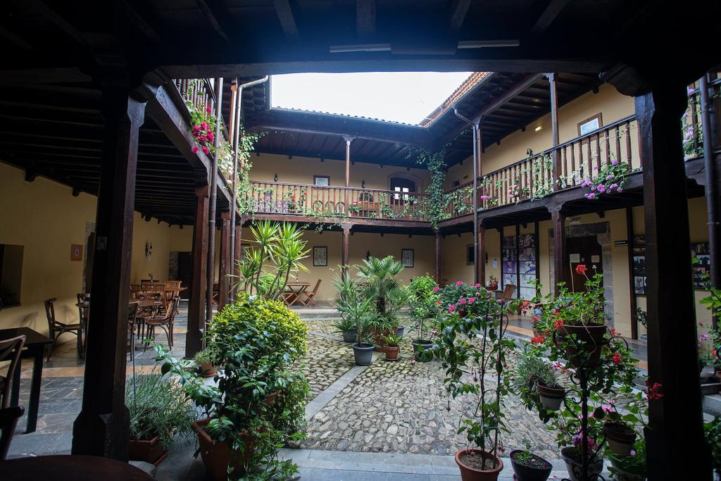 Patio del Castillo de Valdés Salas, en Salas.