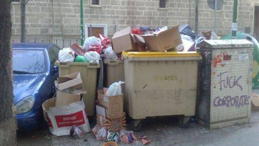 Un millón de kilos de basura sin recoger en Sevilla al tercer día de huelga