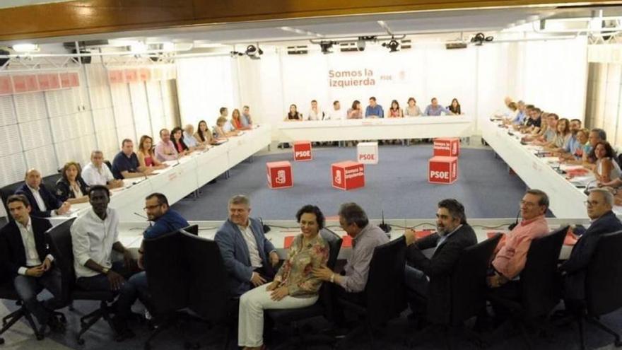 Reunión de la Ejecutiva del PSOE, con José Vélez en primer plano.