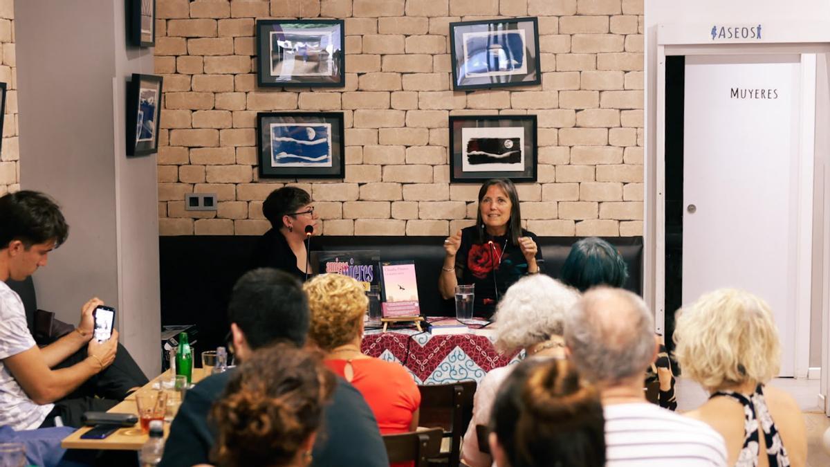 Claudia Piñeiro, a la derecha, junto a Paula Huelga, durante la presentación de su novela.