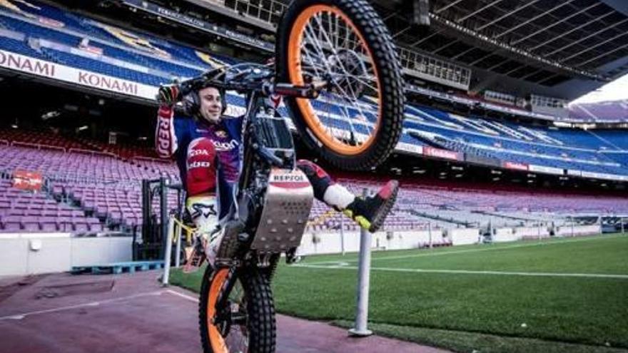 Toni Bou visita la gespa del Camp Nou i exhibeix el seu talent amb la moto