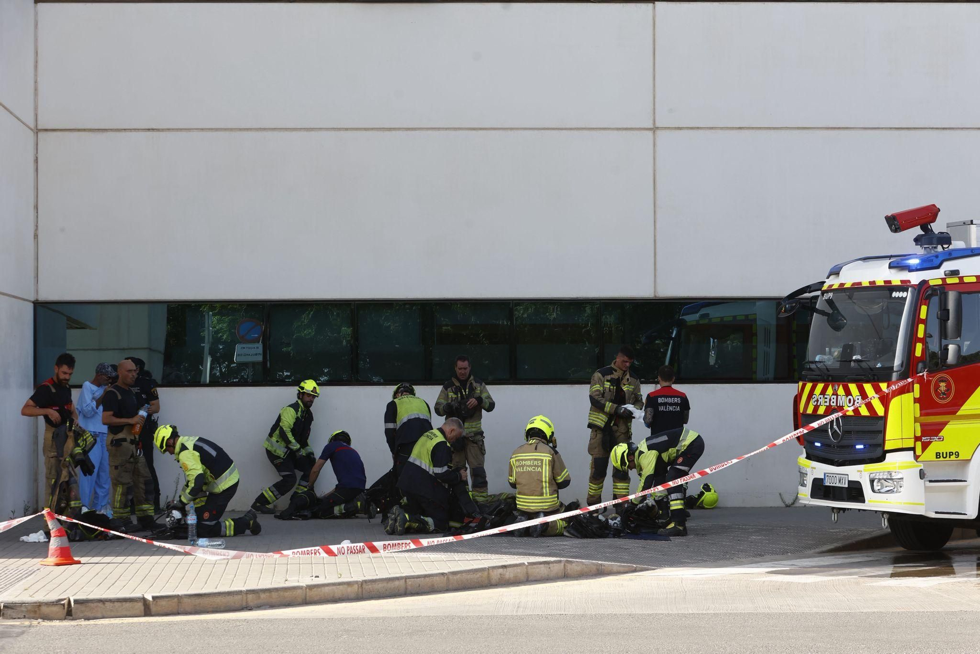 Un incendio intencionado obliga a desalojar la planta de Psiquiatría de La Fe