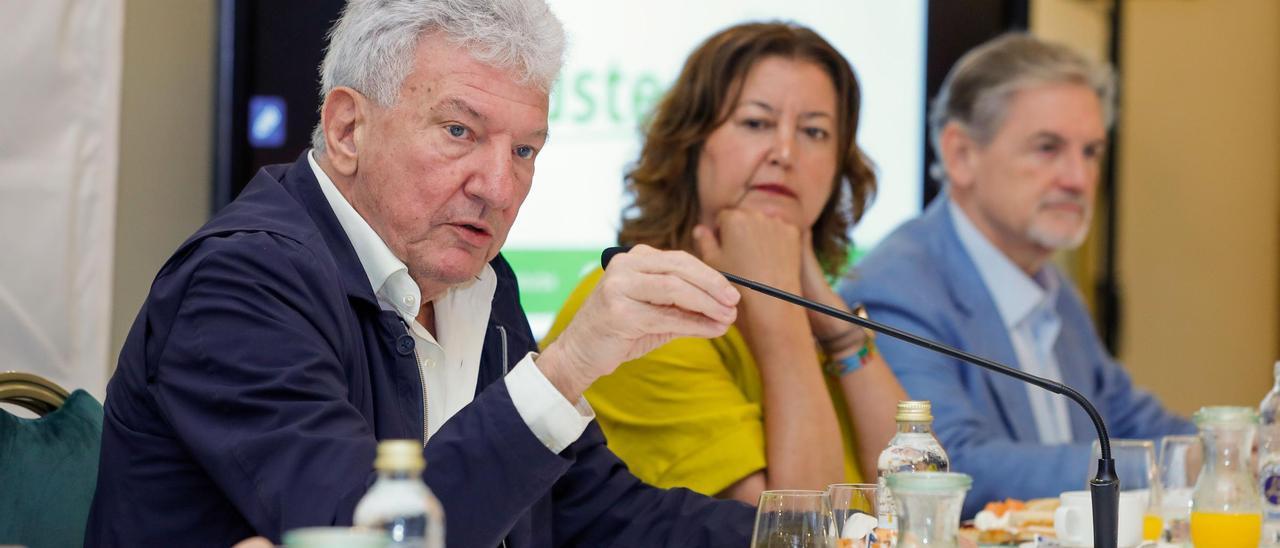 Pedro Quevedo, junto a Mary Carmen Reyes y Pedro Justo.