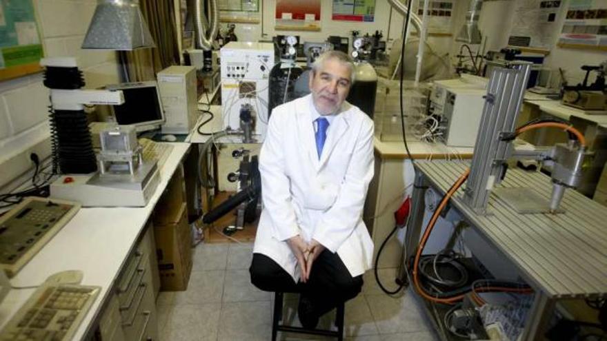 El catedrático de Química Inorgánica posa en su laboratorio de Adhesión y Adhesivos en el campus de Alicante.