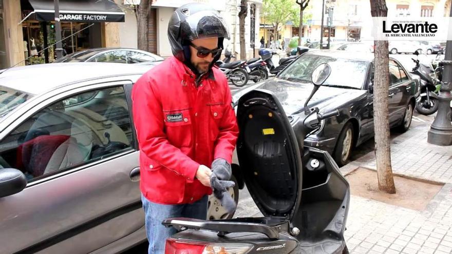 A la 'caza' de las motos en las aceras de Valencia