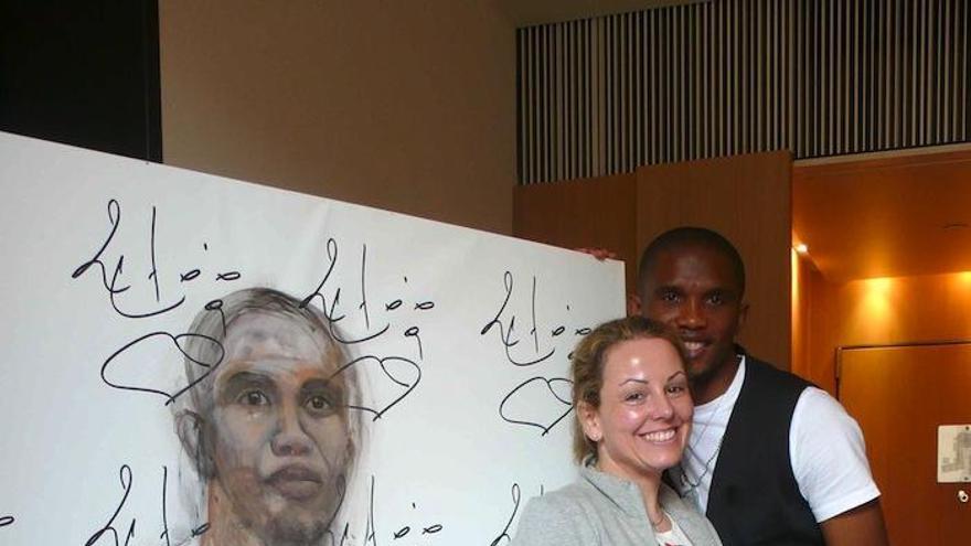 La pintora catalana, Rita Martorell junto a Samuel Eto´o y su propio retrato.