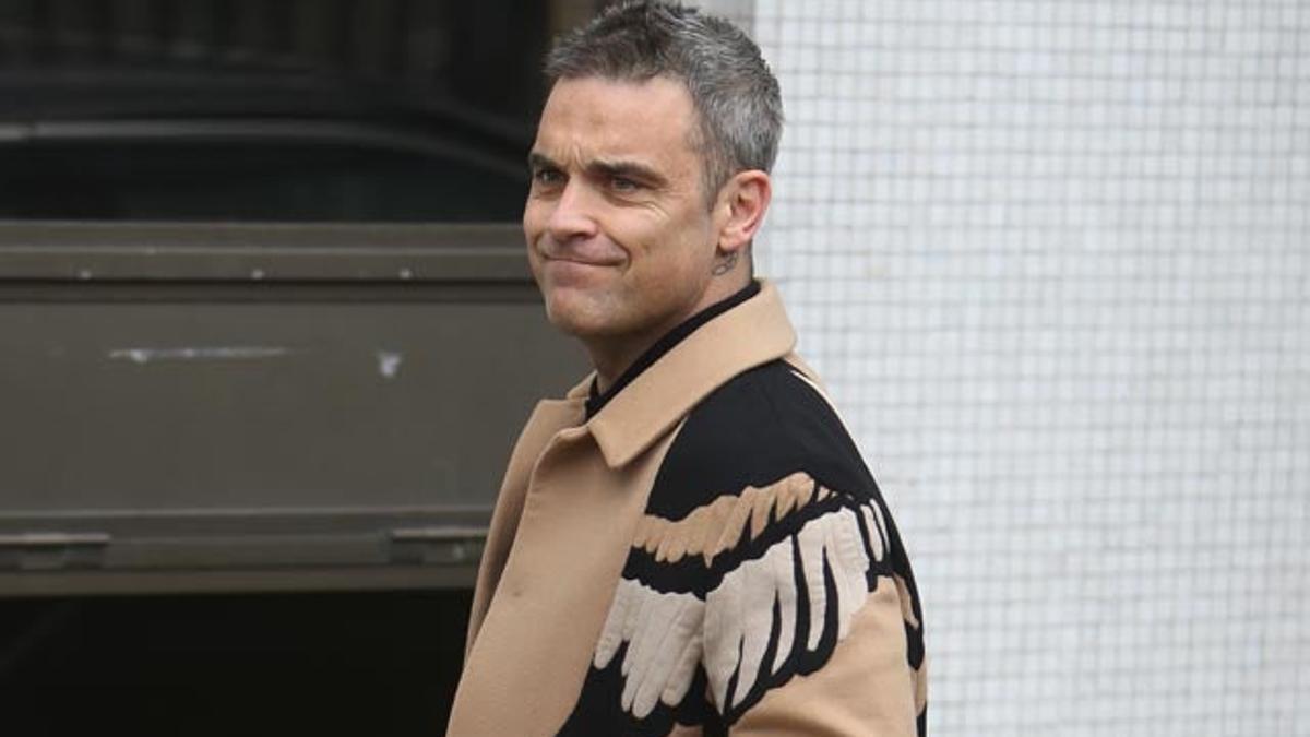Robbie Williams con una divertida cara