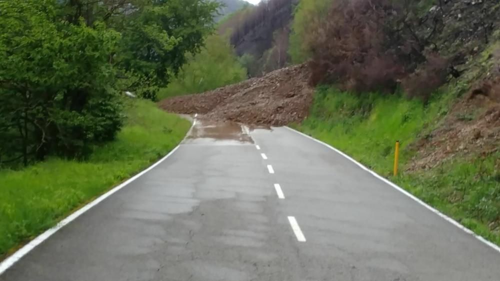 Un argayo corta la carretera regional en Fondos de Vega (Degaña)