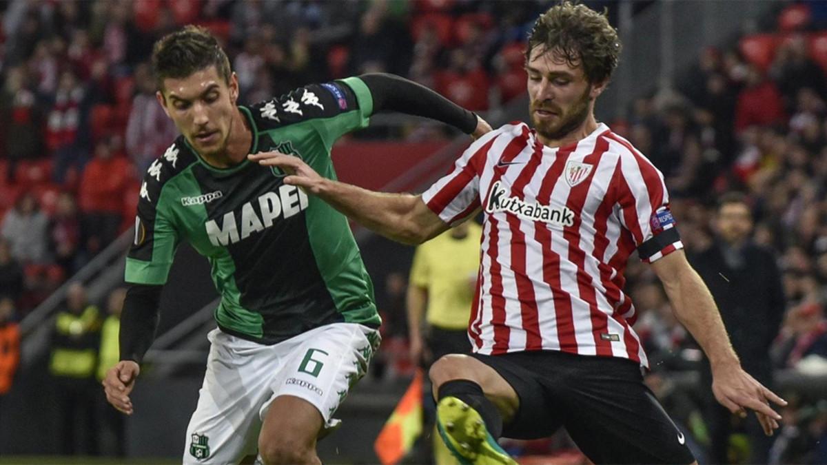 Yeray Álvarez (derecha) disputa el balón con el centrocampista del Sassuolo Lorenzo Pellegrini