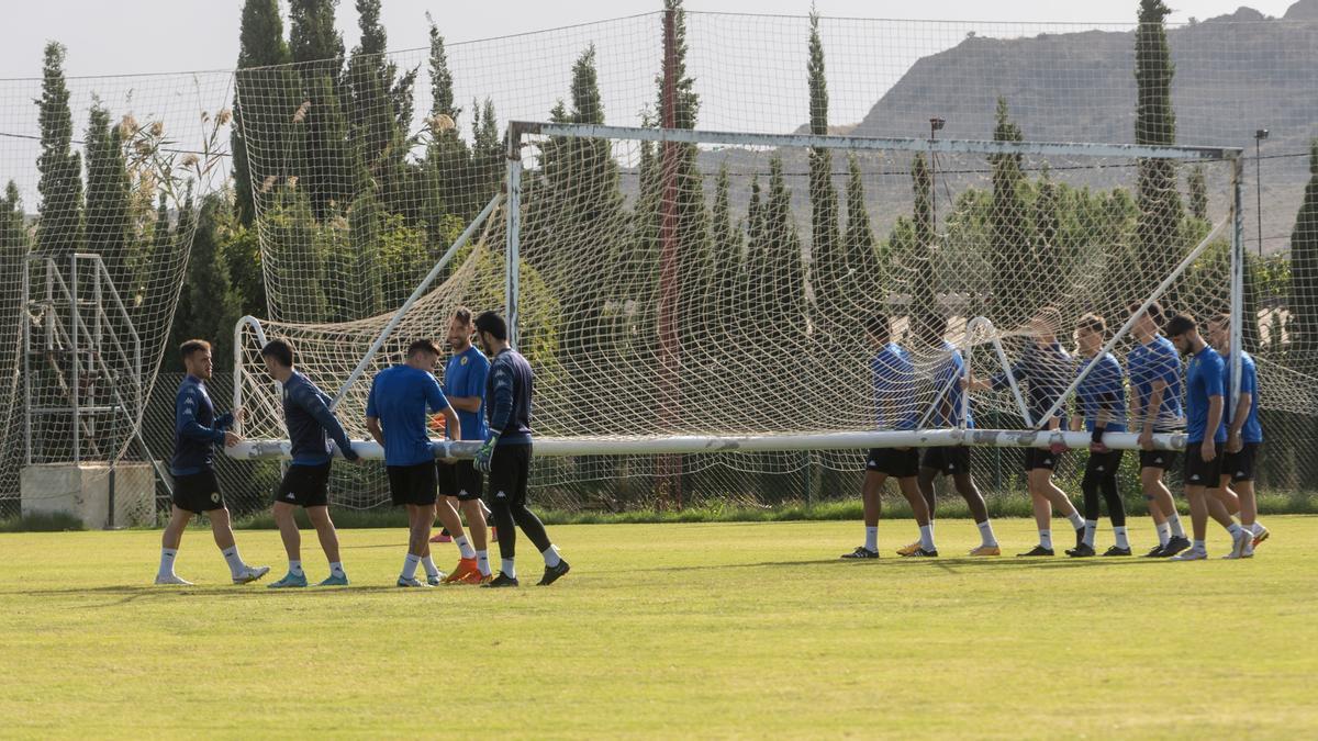 Primer entrenamiento de la plantilla en Fontcalent después de la mala imagen ofrecida por el Hércules en Paterna en el derbi contra el Mestalla.