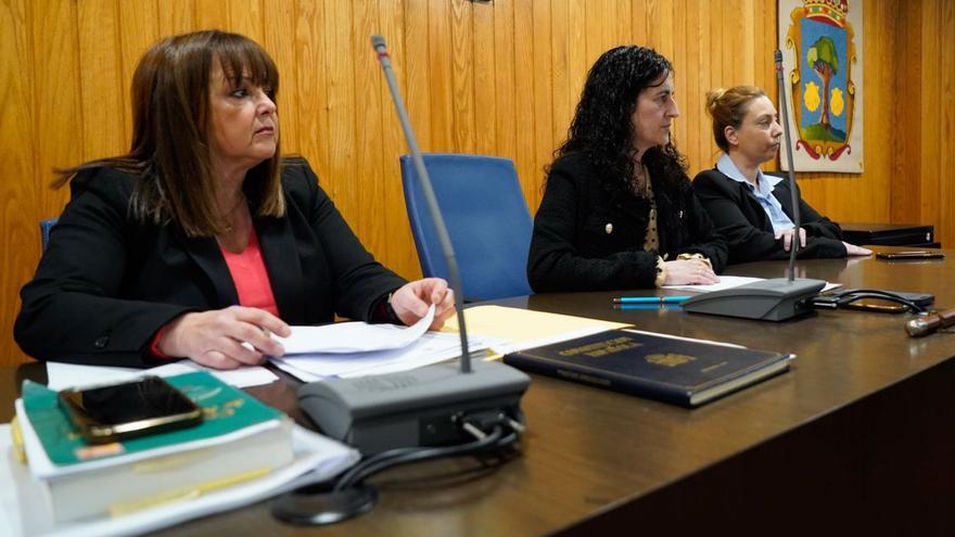 La secretaria, la alcaldesa y la interventora de Cambre, en el pleno de investidura de Pan.