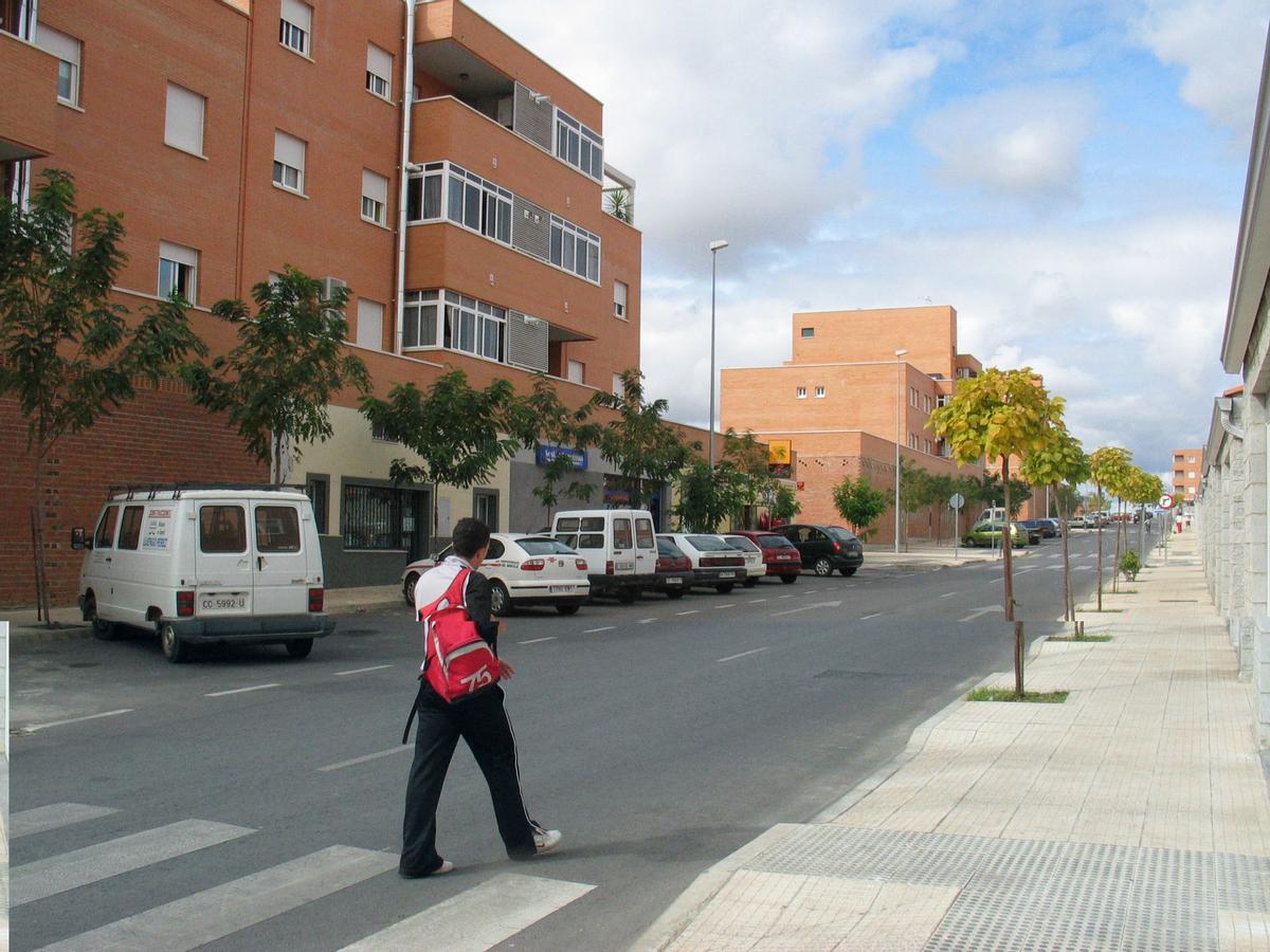 Una imagen del acceso al residencial Gredos.