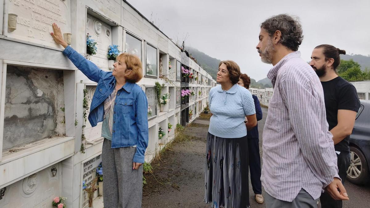 Por la izquierda, Beatriz Arias Álvarez, toca la lápida donde acaban de enterrar a su abuelo, José Arias Valdés; al lado, su hermana,Marlena Arias Álvarez, detrás, Carmina López, Santiago Torres Arias y Manuel Torres Arias en el cementerio de Sama de Grado.