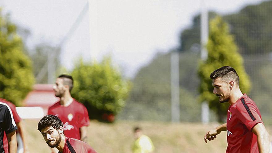 Nacho Cases y Sergio Álvarez, disputando un rondo en el entrenamiento de ayer.