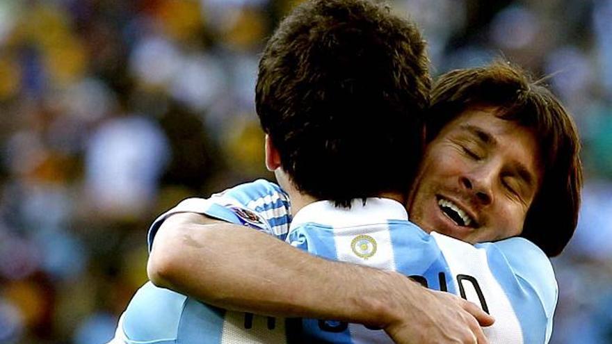 Enemigos en la Liga y compañeros en la albiceleste. Messi abraza a Higuaín tras marcar éste el tercer gol.