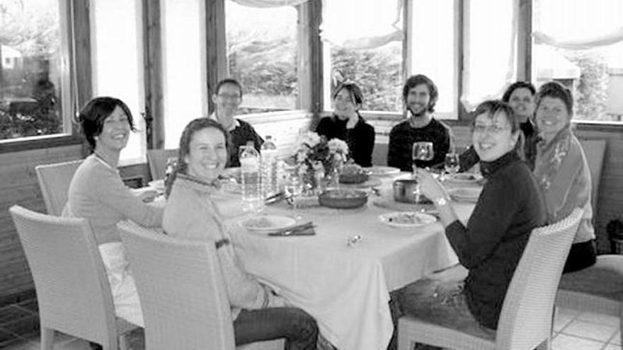 Los asistentes al «Immersion day», disfrutando de la comida hindú.