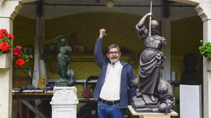 El escultor José Castiñeiras muestra su taller en Os Mallos