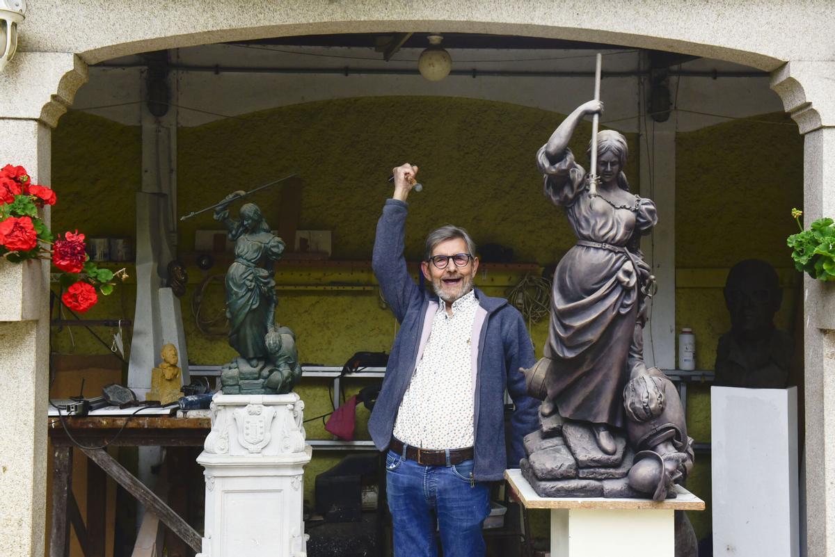 José Castiñeiras posa con las maquetas de la escultura de María Pita