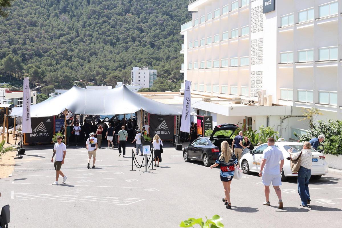 Público entra al hotel Mondrian en Cala Llonga para asistir a la primera jornada del IMS.