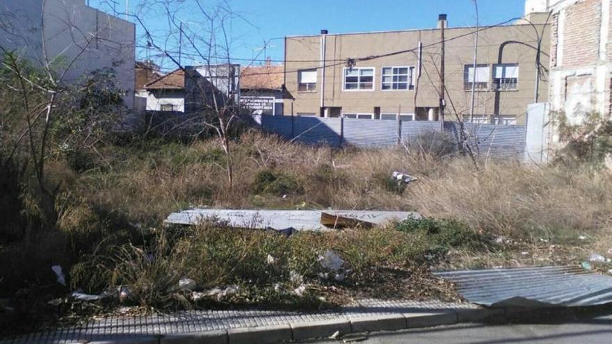 Aviso a los propietarios de un solar con basura y ratas