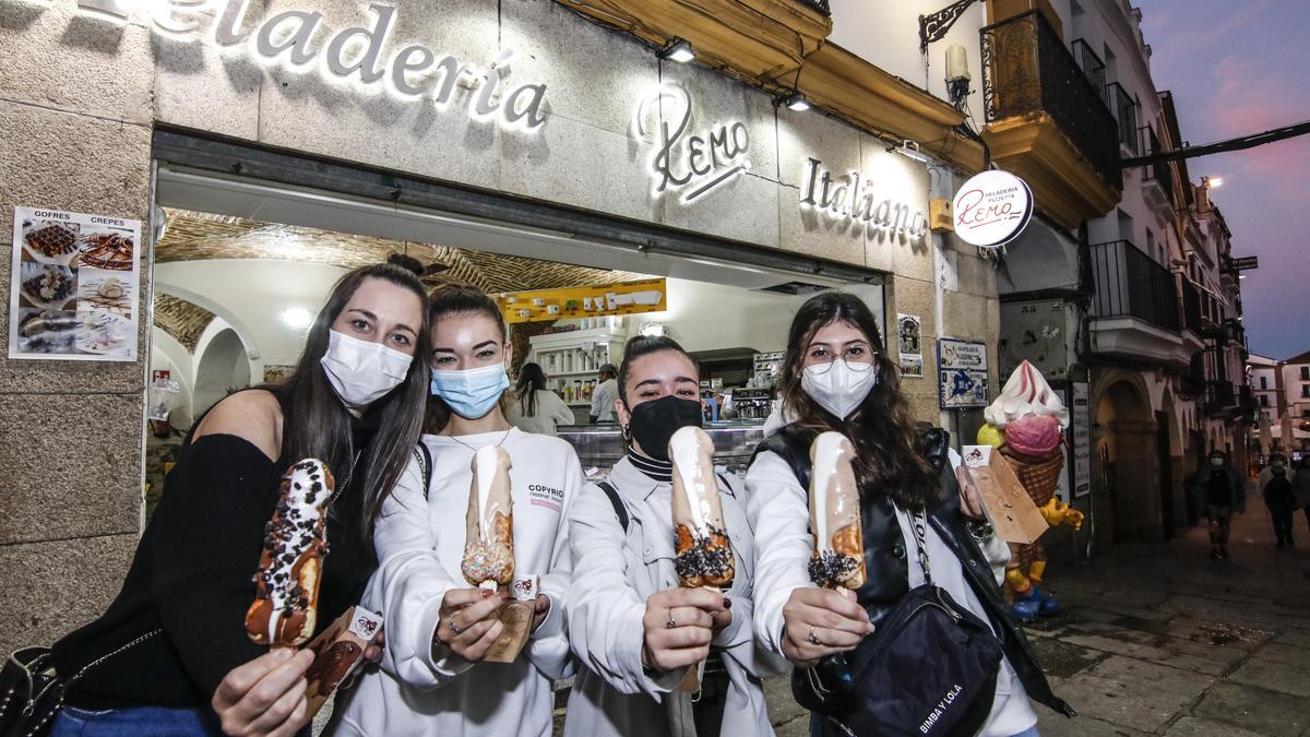Cuatro jóvenes posan con los gofres que venden en la calle Pintores.