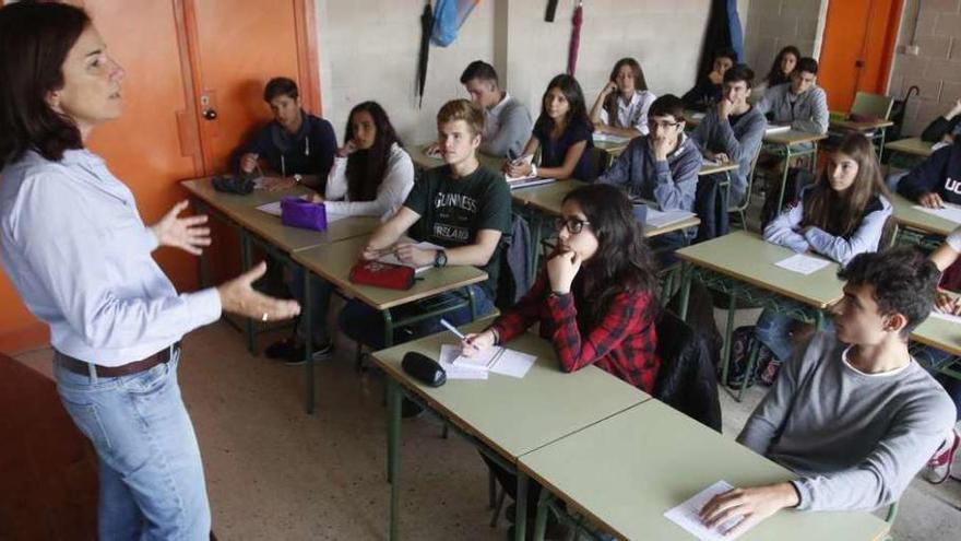 Alumnos del Instituto Rosais 2 atienden las indicaciones de una de sus profesoras. // Alba Villar