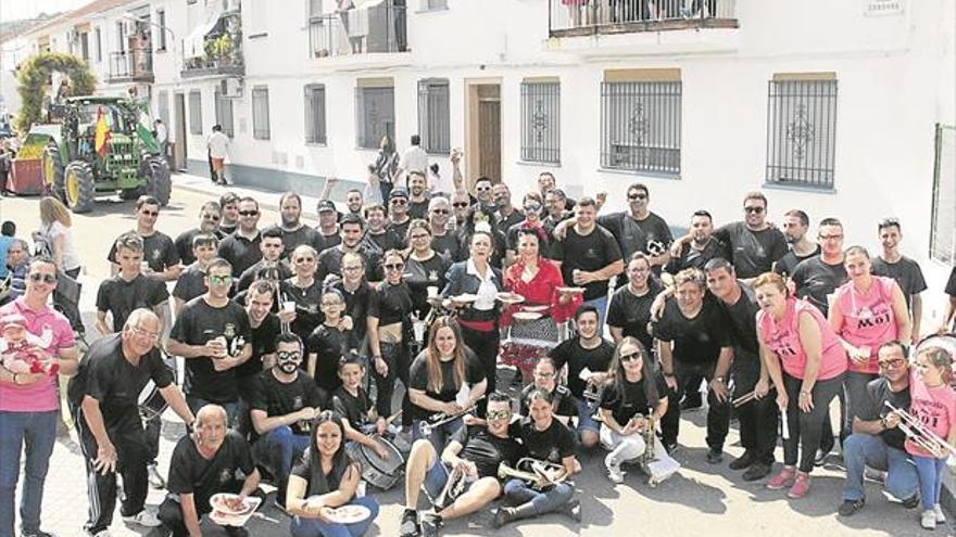 Los romeros se echan al campo para rendir culto al santo de los agricultores