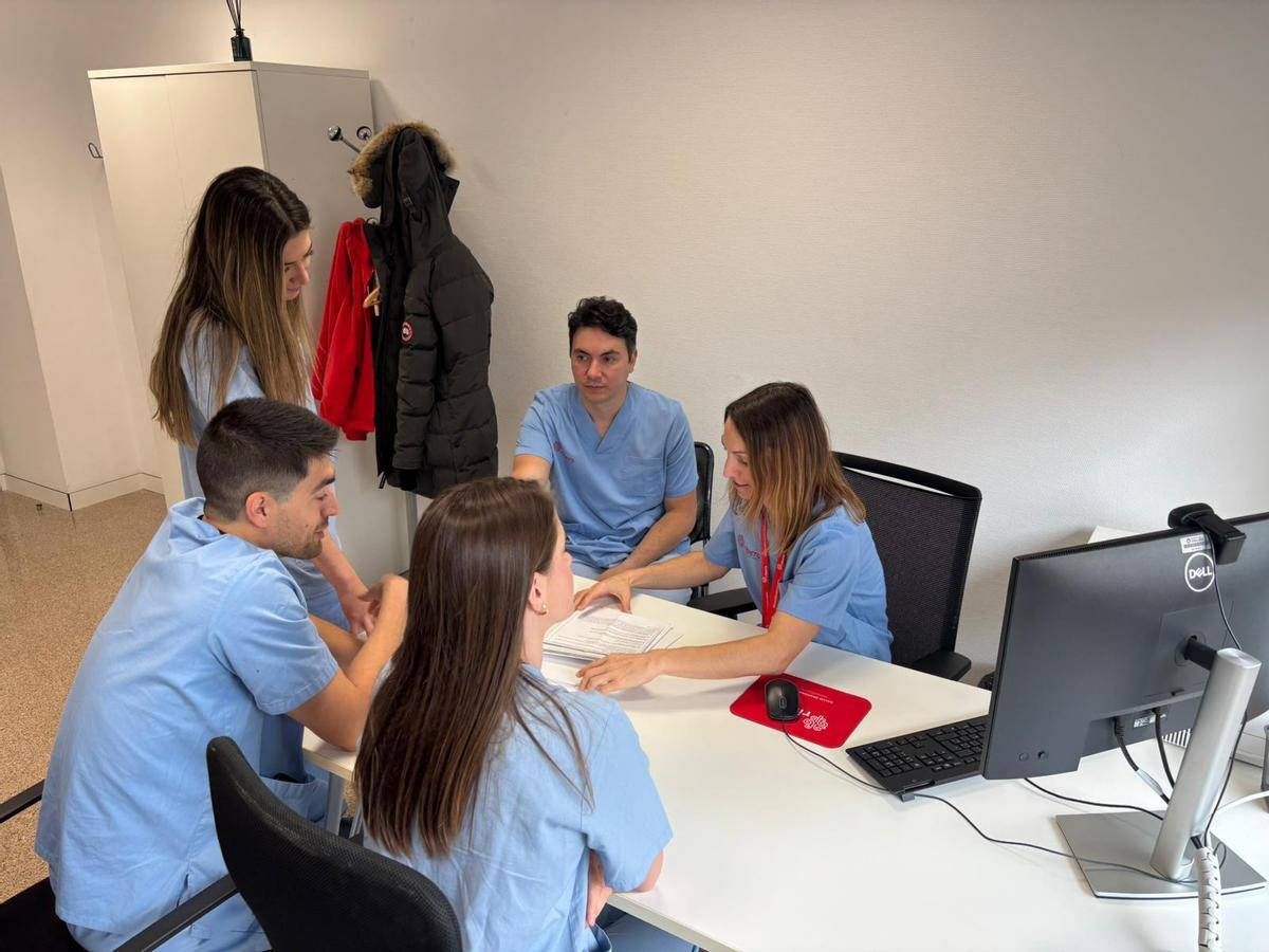 Médicos del servicio de Urología del Hospital del Vinalopó de Elche analizando en equipo un caso clínico