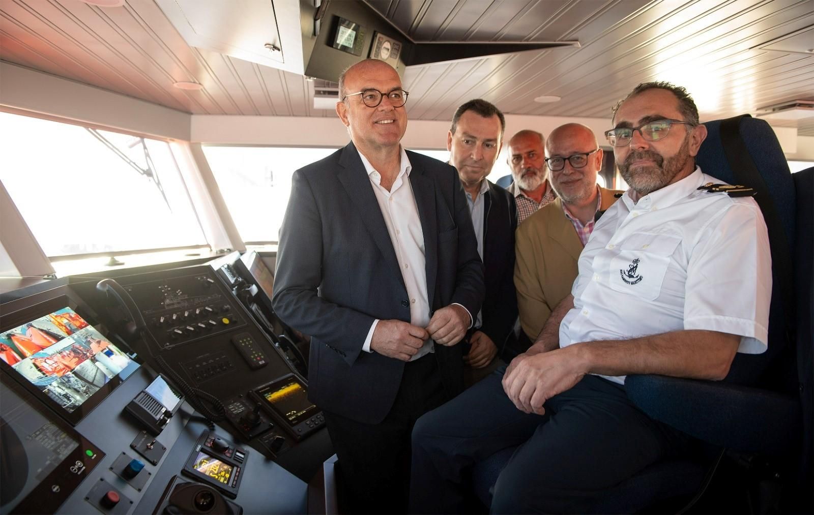 El delegado del Gobierno en Canarias a bordo de la Guardamar Urania.