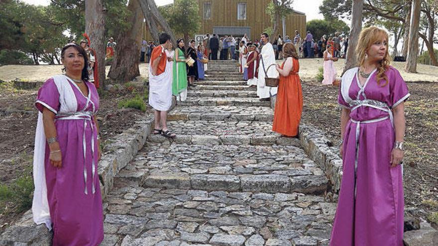 La entrada a la Villa Romana de Toralla, flanqueada por integrantes de Búrbida Magna. // Fotos: Ricardo Grobas