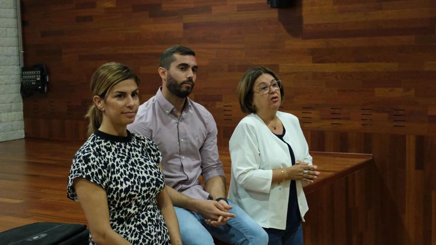 La Castro (izquierda) y Josefa Mesa explicaron el proyecto a los vecinos junto a un técnico municipal. | | E.D.