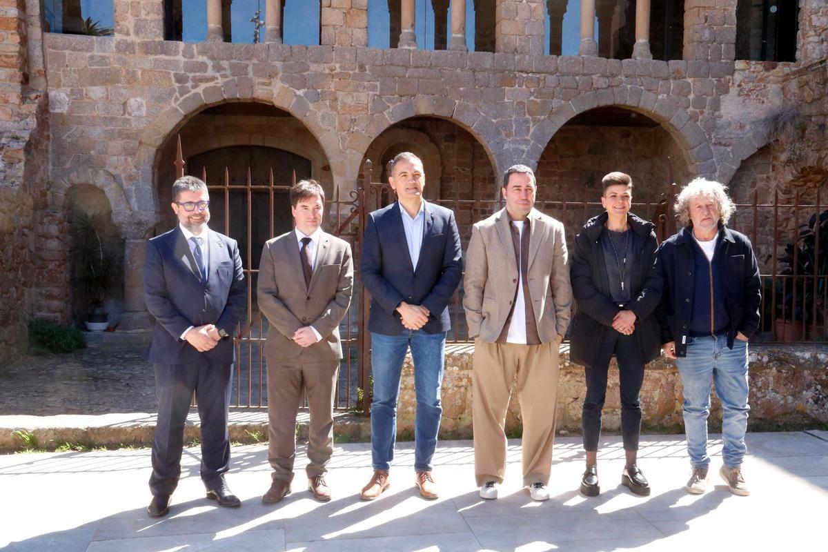 Foto de família de la presentació del 64è festival de la Porta Ferrada