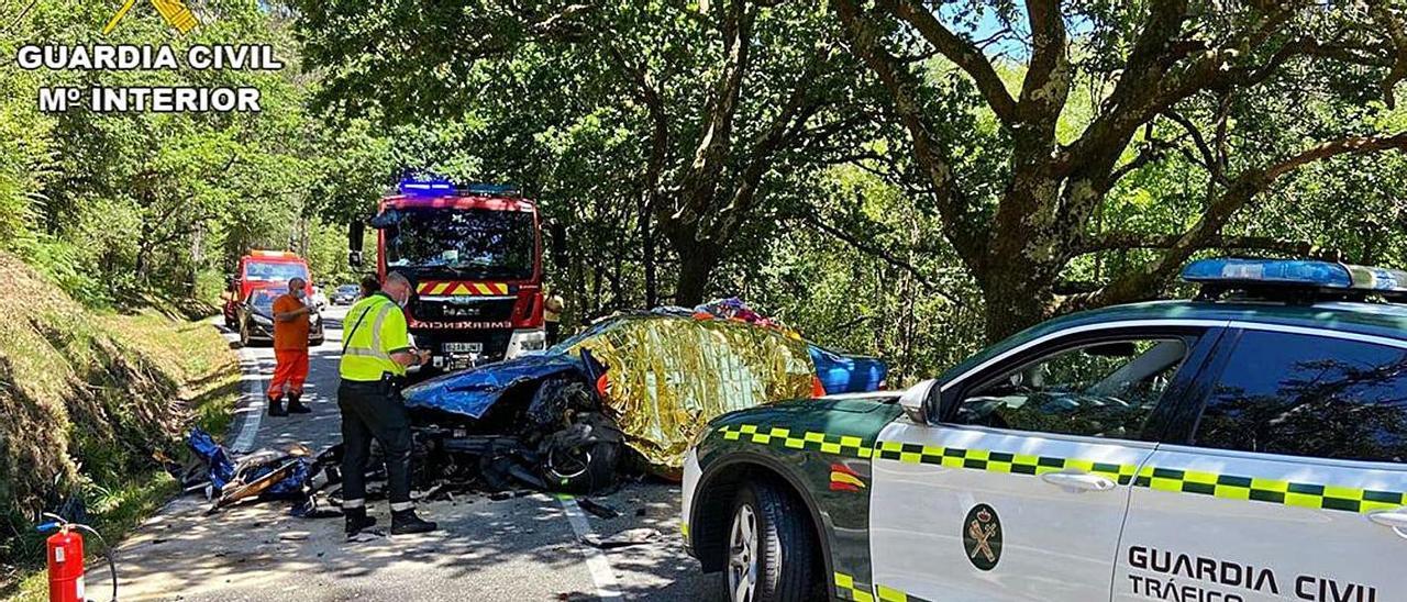 Coche accidentado el sábado en Cerdedo-Cotobade.