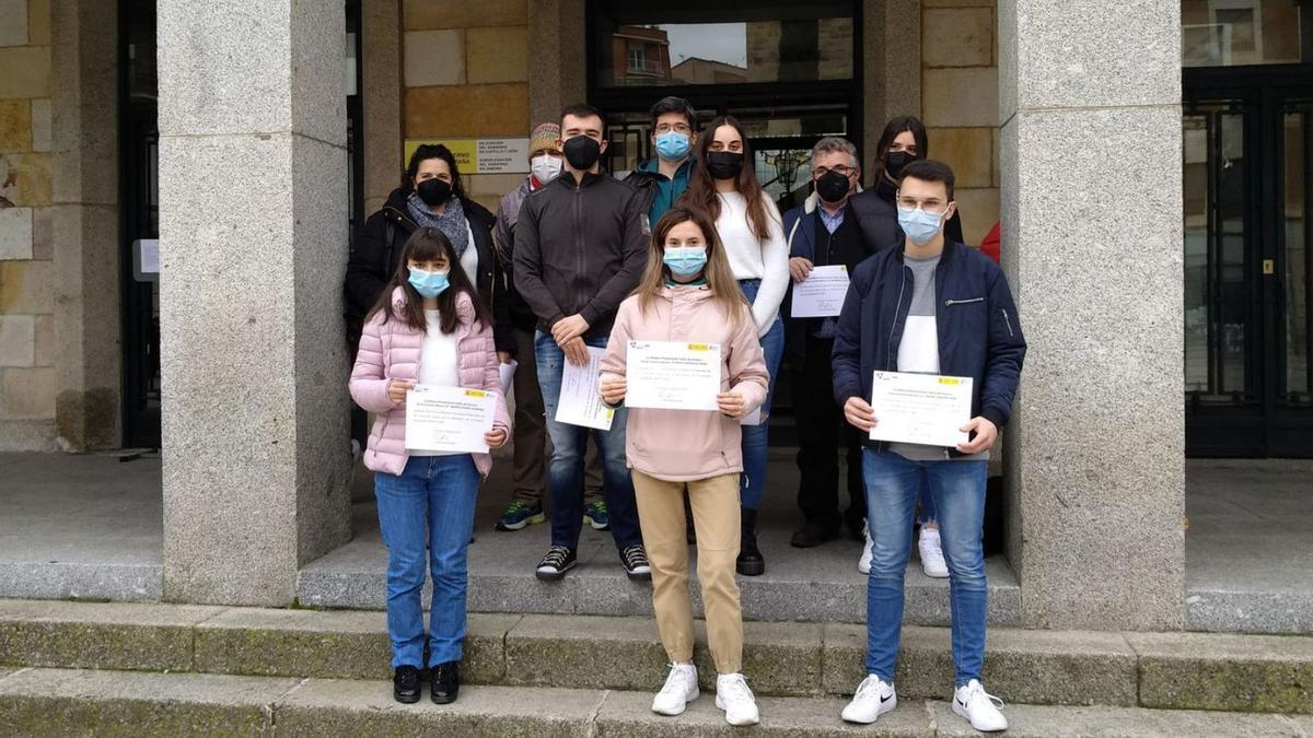 Los alumnos del IES Universidad Laboral, con sus diplomas a las puertas de la Subdelegación.