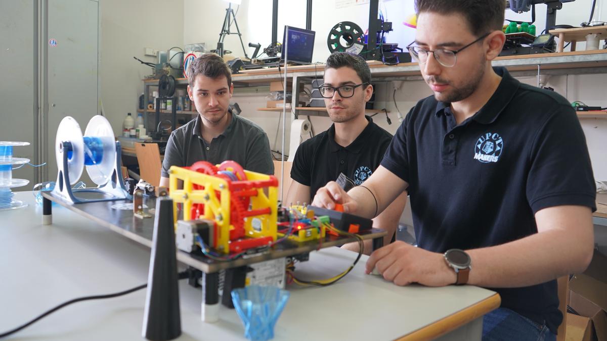 La asociación de estudiantes ‘makers’ de la UPCT ha creado la ExtruderMaker, una extrusora que recicla el plástico de las botellas para utilizarlo como filamento de impresoras 3D.