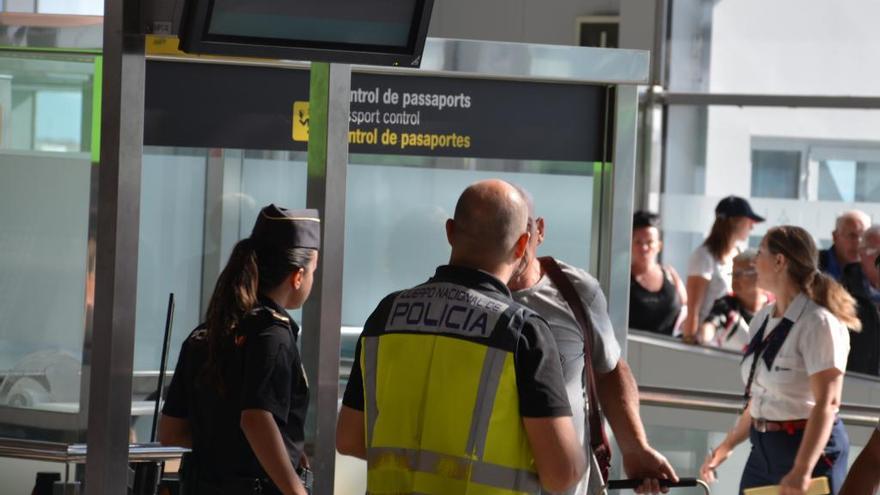 Detienen a 6 viajeros que querían entrar en el aeropuerto de El Altet con documentos falsos