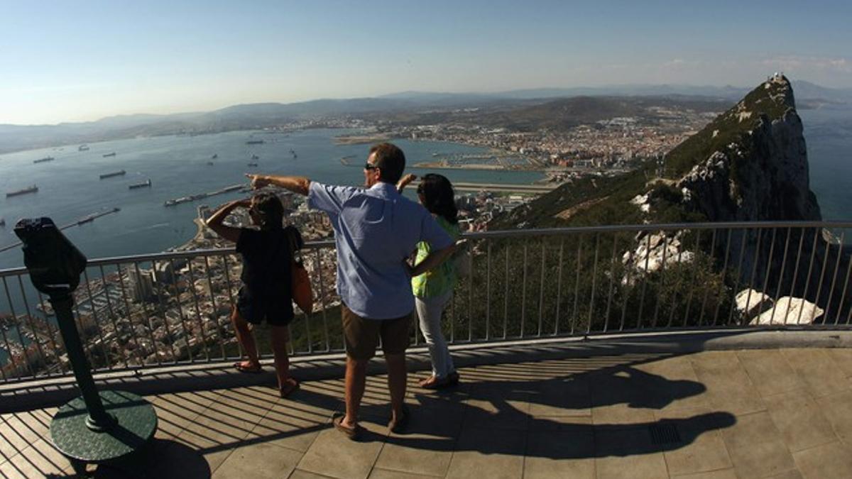 Varios turistas, en un mirador de Gibraltar.