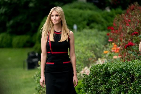 Con vestido negro y rojo de Gucci