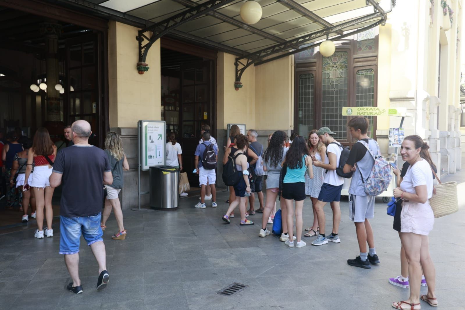 Colas en la Estación del Norte de València por el abono gratuito de Cercanías