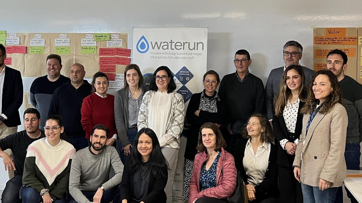 Participantes de los grupos del proyecto Waterun Nuevos Horizontes en la sede de Viaqua