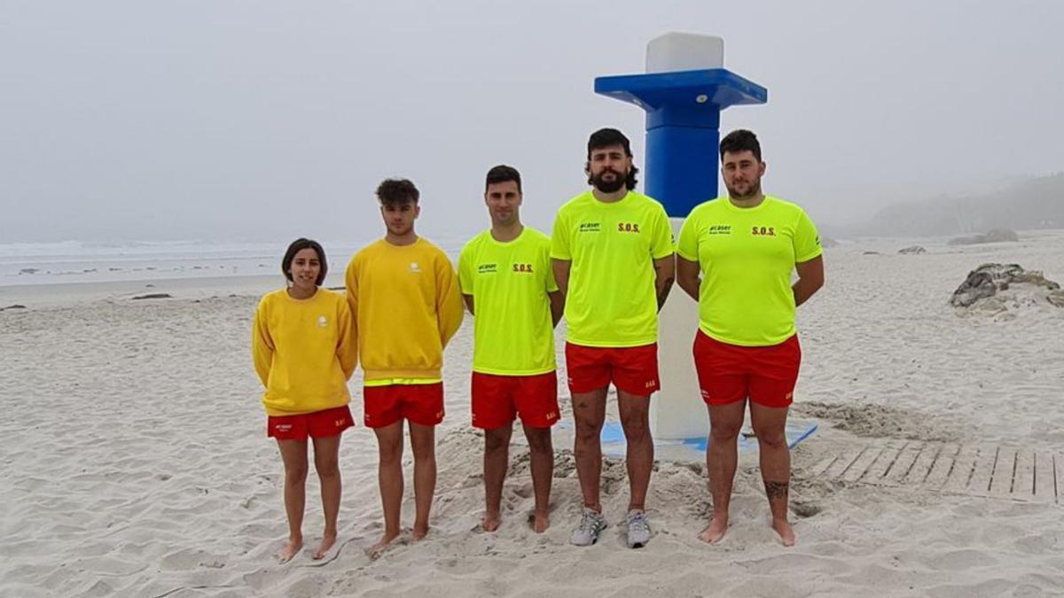 Socorristas, este miércoles, en la playa de Caión. |   // LCO