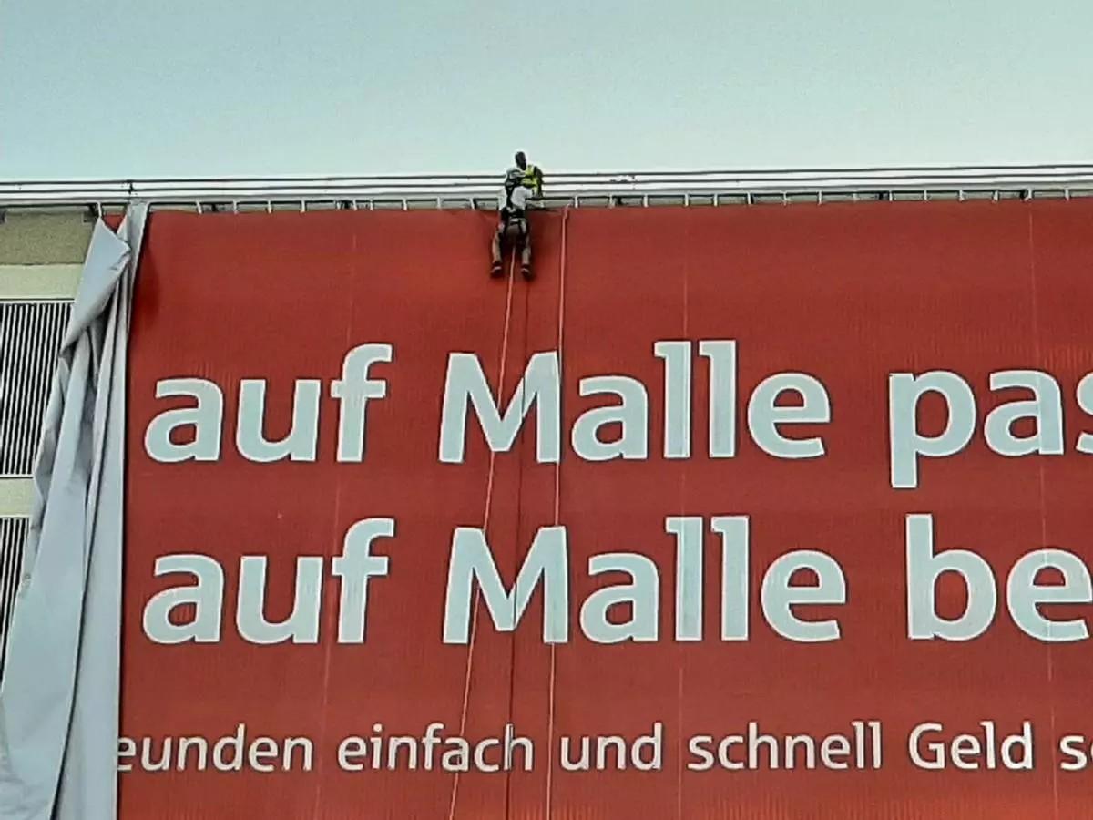 Abnahme des umstrittenen Sparkassen-Plakats am Flughafen: Was auf Malle geschah, wurde auf Mallorca beglichen
