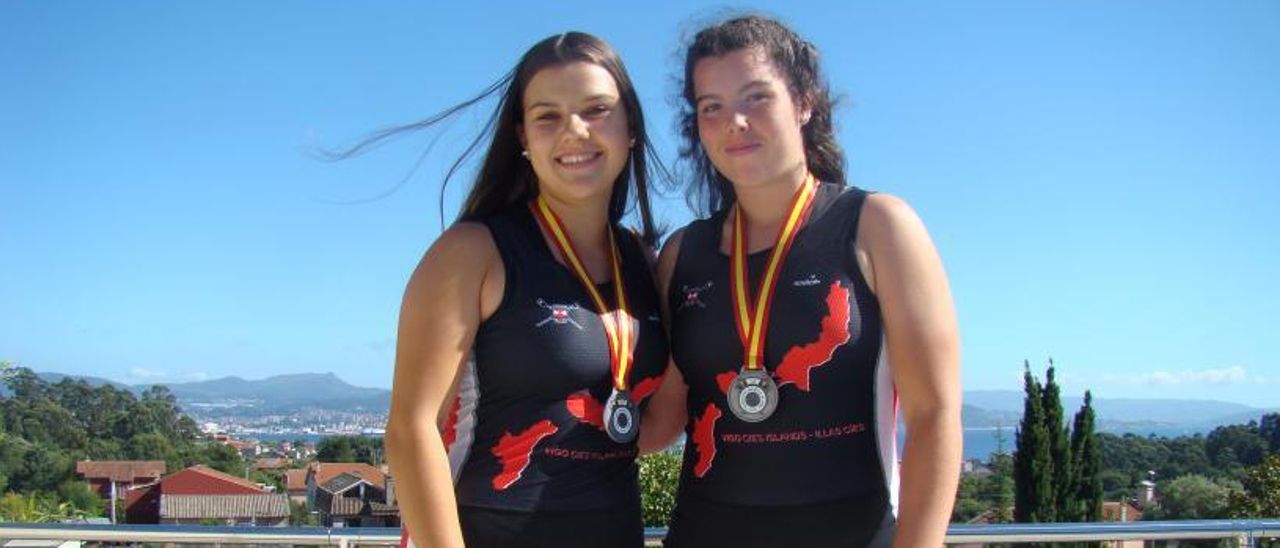 Las deportistas de Cangas con las medallas nacionales.