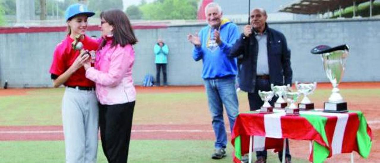 Iria Pico recibe el trofeo de mejor lanzadora en el Nacional de Bilbao. |  // CEDIDA