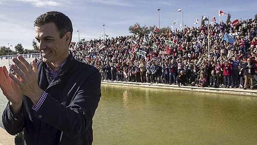Sánchez aplaude a los seguidores que ayer le arroparon en Dos Hermanas (Sevilla). // Efe