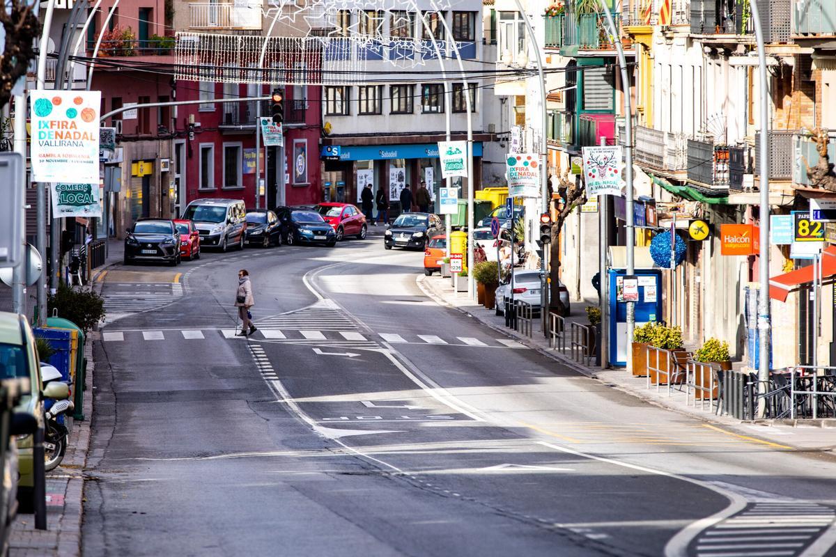 Calle Major de Vallirana, antigua N-340 liberada de camiones gracias a la variante B-24