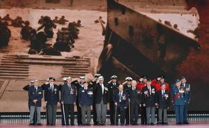 Veteranos de guerra asisten a la ceremonia de conmemoración por el 75º aniversario del desembarco de Normandía en Portsmouth, Reino Unido, este miércoles. La reina Isabel II, la canciller alemana, Angela Merkel, y el presidente estadounidense, Donald Trump, entre otros líderes mundiales han rendido tributo en la localidad inglesa a los veteranos del ’Día D’, para conmemorar el 75º aniversario del Desembarco de Normandía, el principio del fin de la Segunda Guerra Mundial.